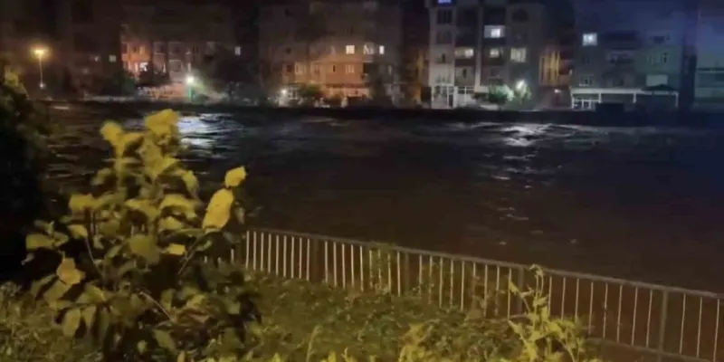Rize'de Sel Felaketi! Şiddetli Yağış Hayatı Durdurdu