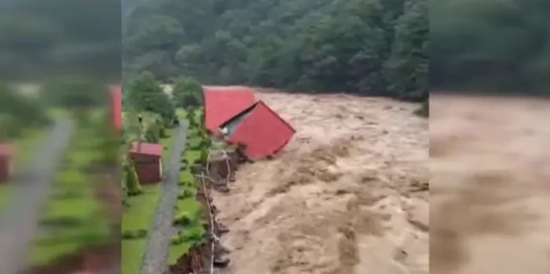 Rize'nin sel felaketi: Bungalovun sel sularına kapılma anı kamerada
