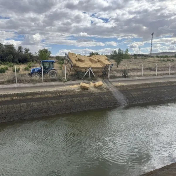  Römorktan kanala düşen genç kayboldu