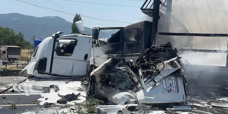 Sakarya'da karşı şeride geçen TIR, iki TIR'a çarptı: 1 ölü, 2 yaralı
