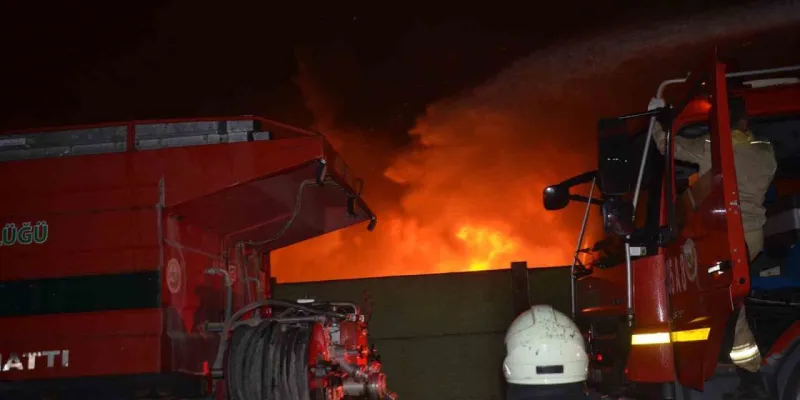 Bafra OSB'de Korkunç Yangın! Geri Dönüşüm Tesisi Alevlere Teslim