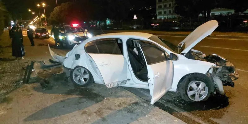 Samsun’da ağaca çarpan otomobil hurdaya döndü: 1 yaralı