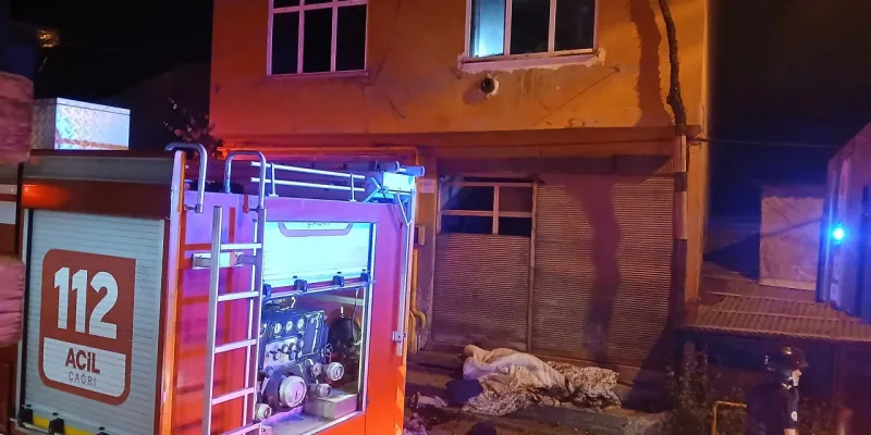 Samsun'da ev yandı; 1'i itfaiyeci 2 yaralı
