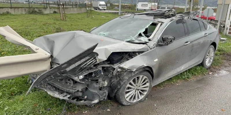 Samsun'da otomobil kamyonete çarpıp bariyere girdi: 3 yaralı