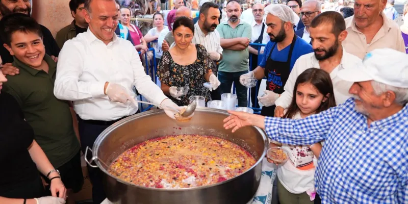 Sancaktepe'de Aşure Bereketi! 3 Farklı Noktada Dağıtım Coşkusu