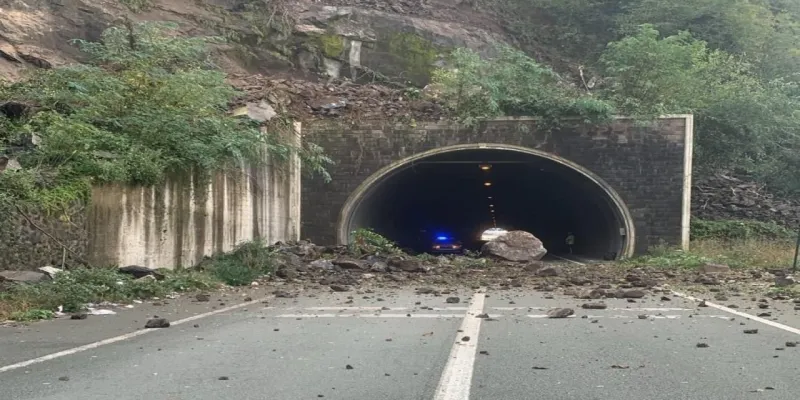 Sarp Sınır Kapısı yolunda heyelan
