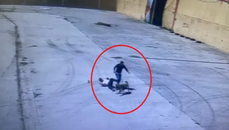 Köpek dehşeti! İşçiyi arkadaşı kurtardı (Kamera Kaydında!)