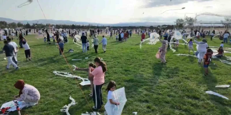 Suluova’da uçurtma şenliğinde gökyüzü renklendi, çocuklar ve aileleri eğlendi