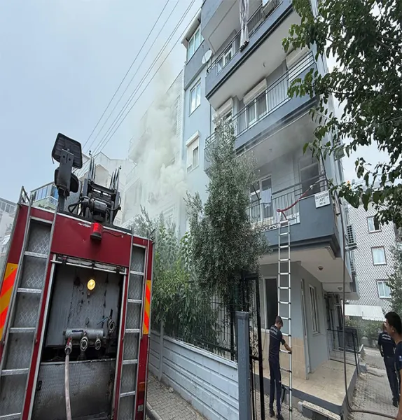 Tartıştığı arkadaşı ile onun ağabeyinin dairelerini ateşe verdi