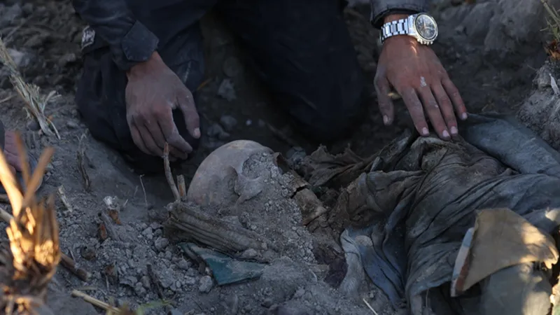 Toplu mezarda binlerce kurban! İnsanlık çukura böyle gömüldü