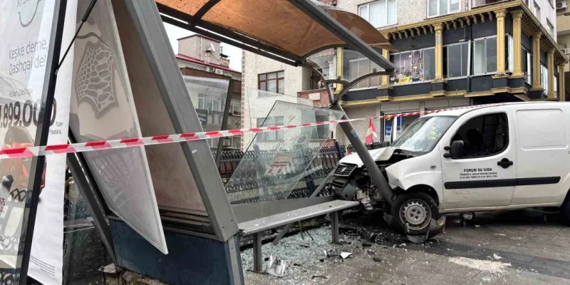 Trabzon'da Faciadan Dönüldü! Otobüs Durağına Kontrolsüz Araç