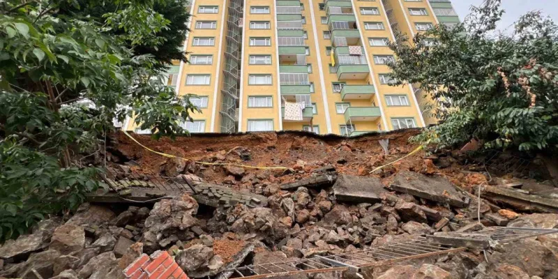 Trabzon'da İstinat Duvarı Çöktü! Site Sakinleri Şokta