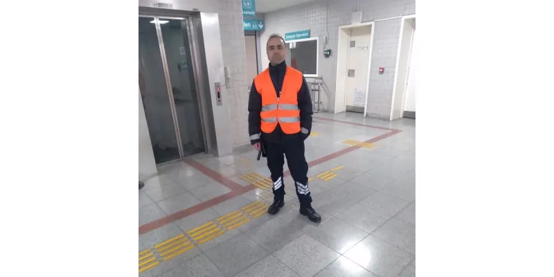 Trende sigara içtiği için kendisini uyaran güvenlik görevlisini darbedip, öldürdü