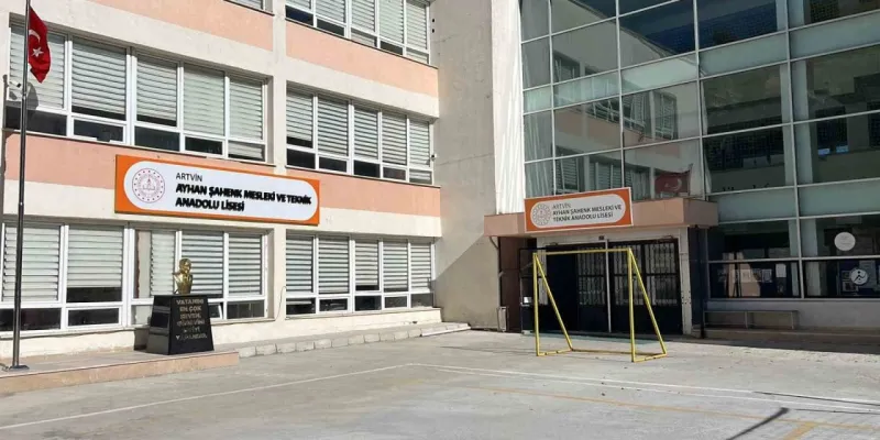 Uçurumun kenarındaki okulda eğitim yeniden başladı