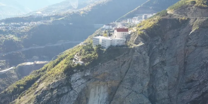 Uçurumun kenarındaki okulda eğitim yeniden başladı