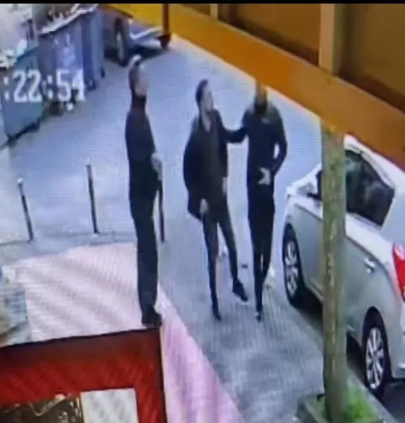 Ümraniye’de motosikletli saldırgan araçtan inen adama kurşun yağdırdı: Husumetlilerini sakladığı için vurulmuş