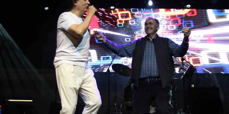 Çelik'ten Amasya'yı Sallayan Muhtar Şov! Sahne Böyle Coştu