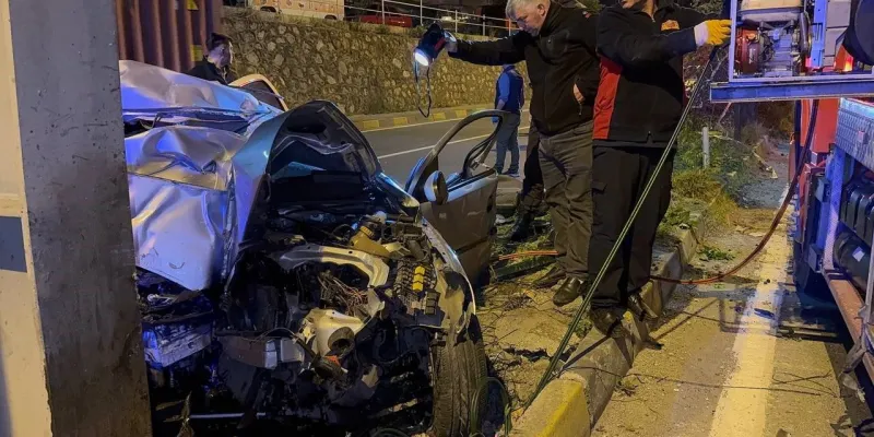 Feci Kaza! Üst Geçide Çarpan Otomobil 2 Can Aldı