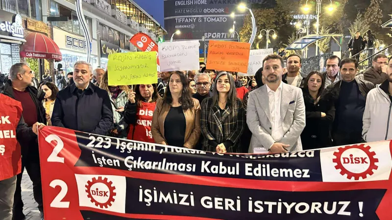 Van'da işten çıkarılan belediye işçileri 100. günde yürüyüşleri engellenince oturma eylemi başlattı