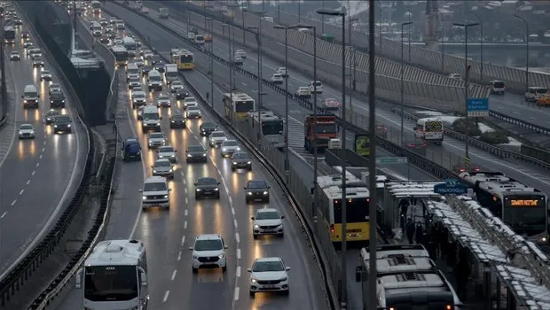 Yağmur bastırdı, İstanbul'da trafik felç oldu!
