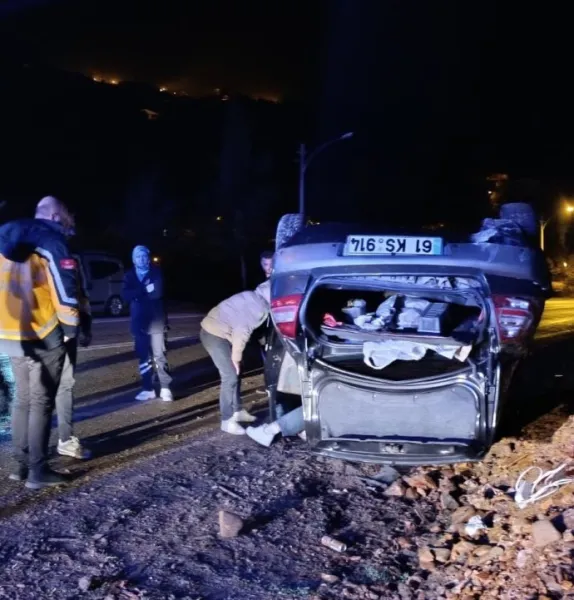 Yola düşen kayalardan kaçan otomobil takla attı: 2 yaralı