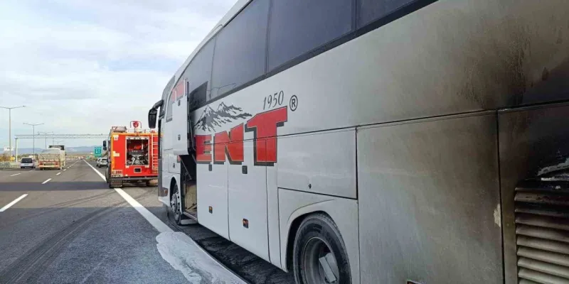 Otobüs Alev Alev! TEM'de Korku Dolu Anlar Yaşandı