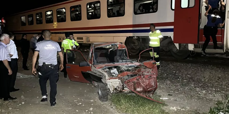 Yolcu treni, sürücüsünün raylara bırakıp kaçtığı otomobile çarptı